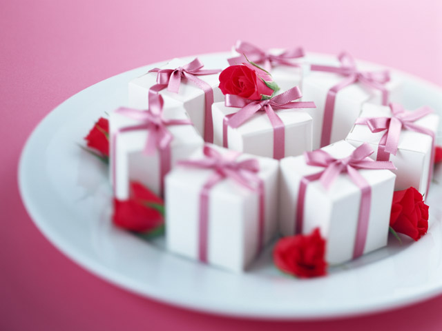 結婚式では、披露宴の際に引き出物が用意されます。その数や相場などは地域によっても変わってきますが、おもてなしと感謝の気持ちを伝えるために、持ち帰るゲスト目線