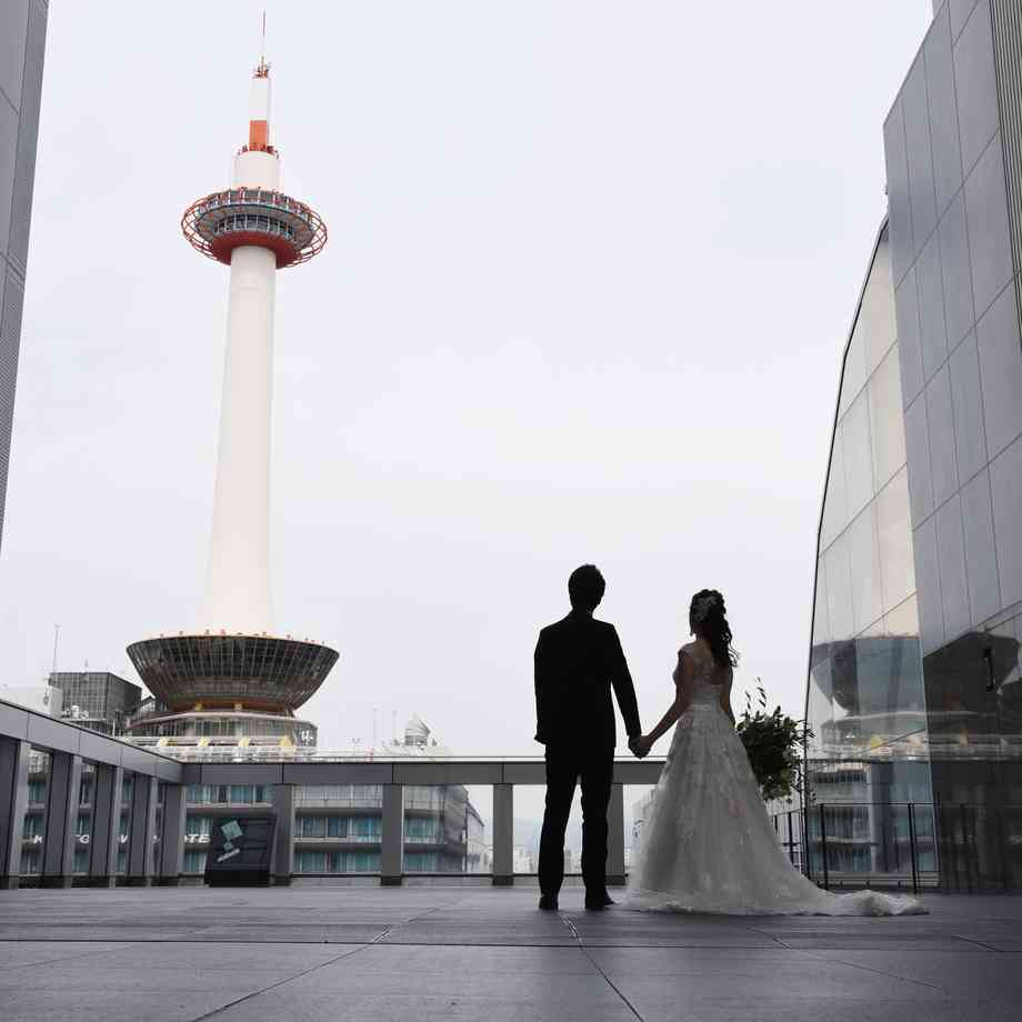 京都のランドマークタワーをバックに最高の一枚を