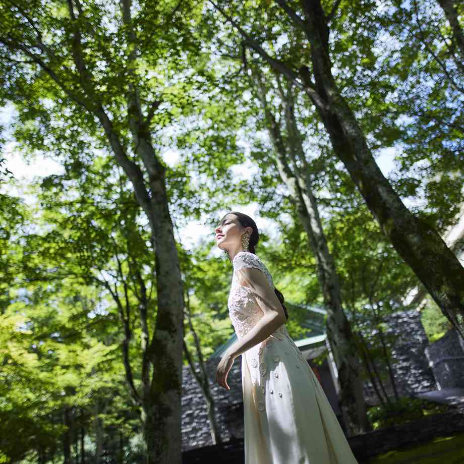 溢れる緑を背景に