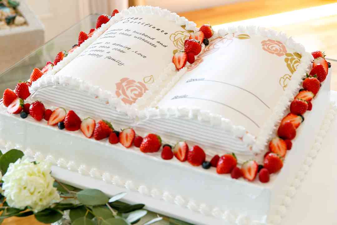 結婚証明書型のウエディングケーキ