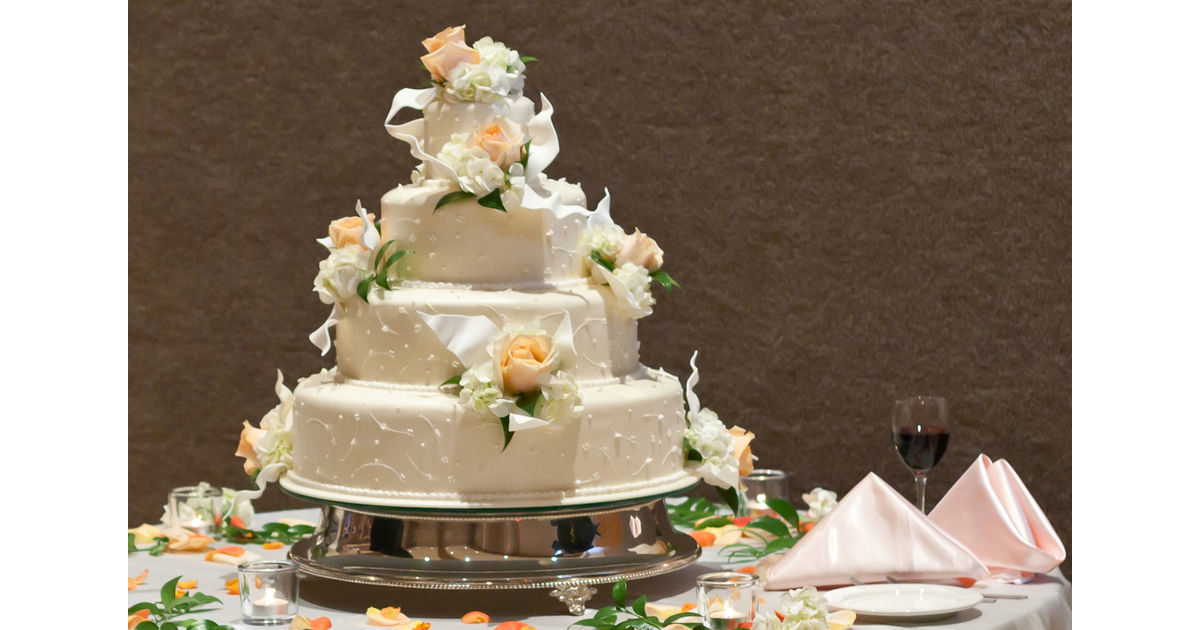 よりフォトジェニック ロマンチックに 自慢できるウェディングケーキのアイデア 今どきウェディングの最新情報と結婚準備完全ガイド Pridal